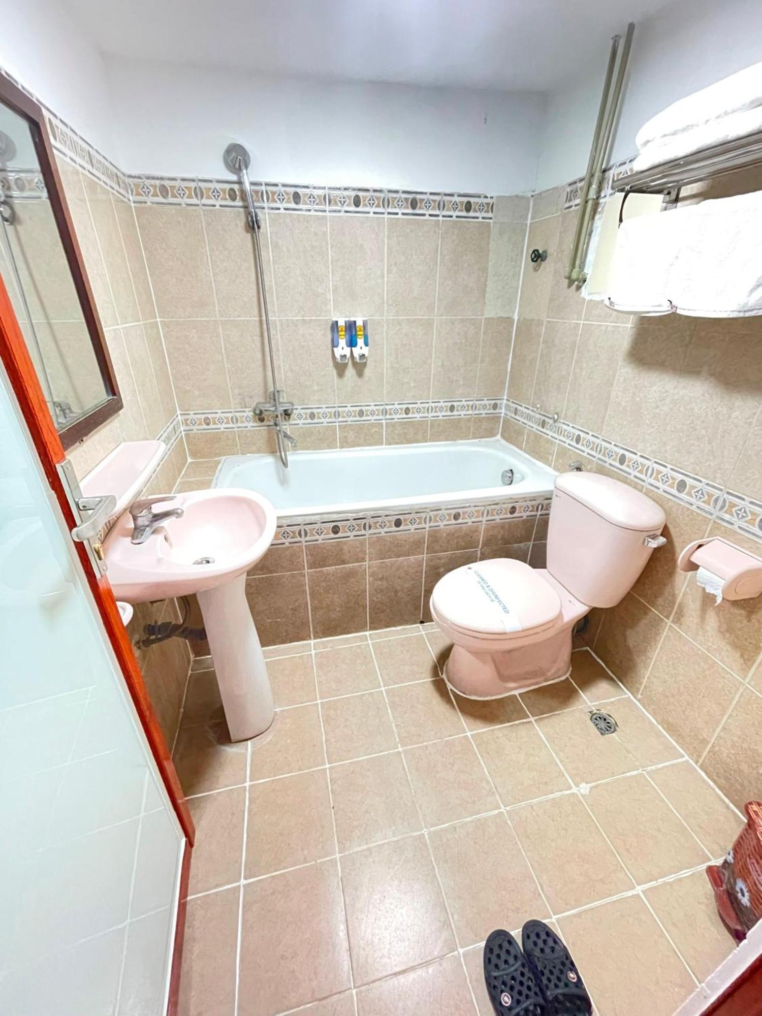 Nhat Tan Hotel Hanoi Exteriör bild