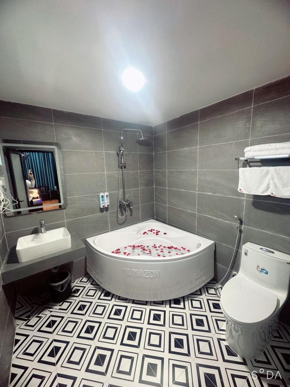 Nhat Tan Hotel Hanoi Exteriör bild